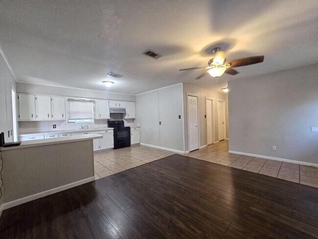 Building Photo - 140 Alaska St