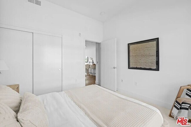 Building Photo - Beautiful Playa Vista Home With In Unit La...