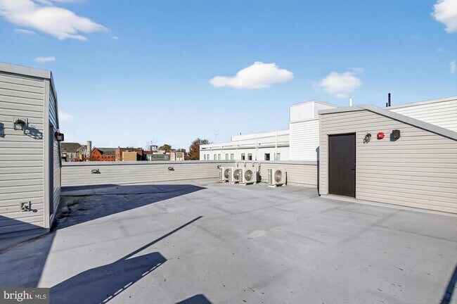 Building Photo - 2034 N Front St