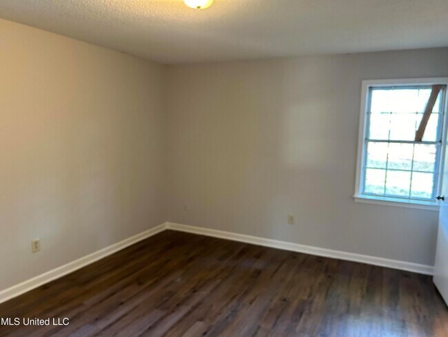 Building Photo - 842 Farmington Dr N