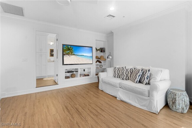 Building Photo - 991 8th St S