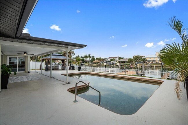 Building Photo - 668 Harbor Is