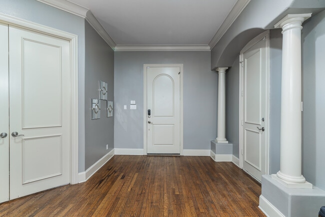 entryway - 4003 Wycliff Ave