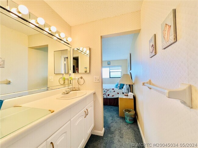Building Photo - 7430 S Ocean Dr