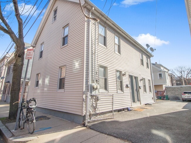 Building Photo - 123 Willow St