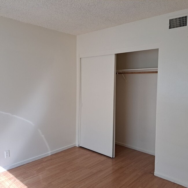 Building Photo - 595 N Royal Crest Cir