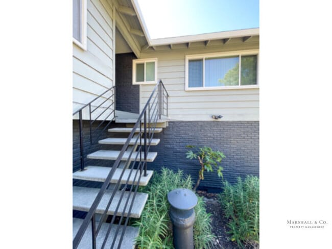 Building Photo - 2BR/2BA IN SUN VALLEY SPACIOUS, PRVT PATIO...
