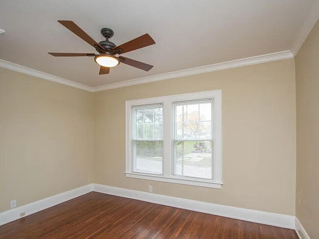 Building Photo - Large home in a convenient location