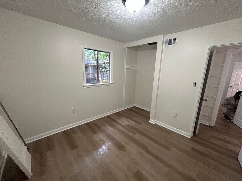 Building Photo - 1423 Woody Dr