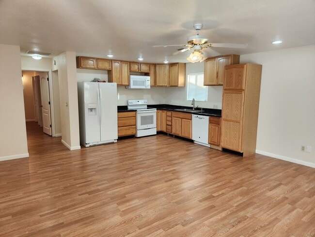 Building Photo - COMING SOON ~ 2 Bed / 2 Bath w/ Oversized 2 Car Garage