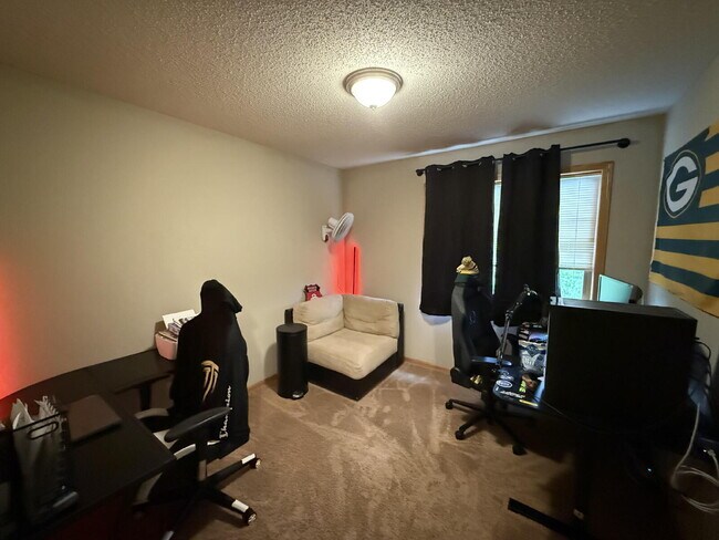 Building Photo - Roomy four-bed three-bath + loft townhome ...