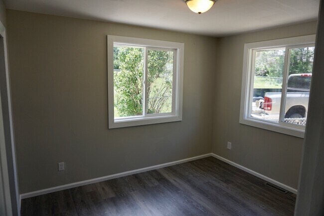 3rd Bedroom - 435 S Oak St