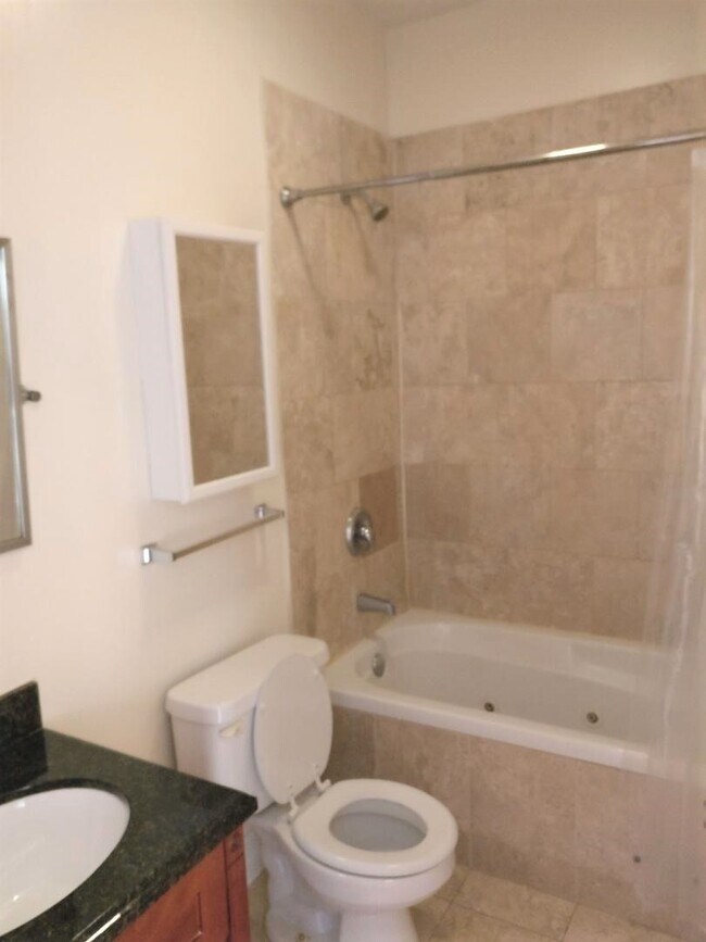 Building Photo - 4347 N Sawyer Ave