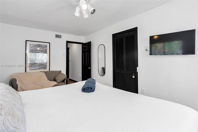 Building Photo - 660 NE 121st St