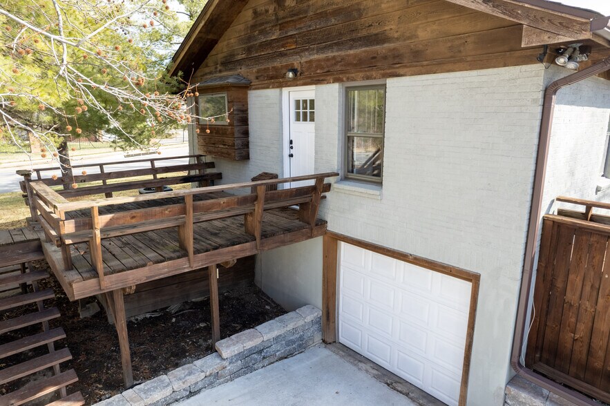 Building Photo - 1120 W Broadway