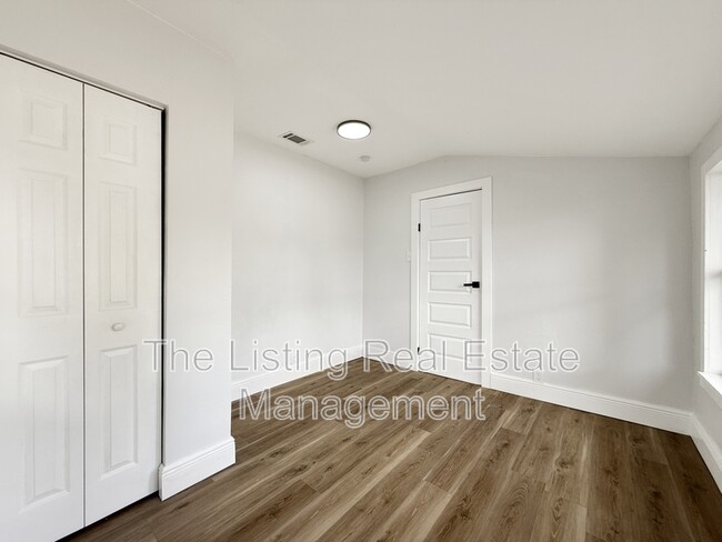 Building Photo - 308 E Hanna Ave
