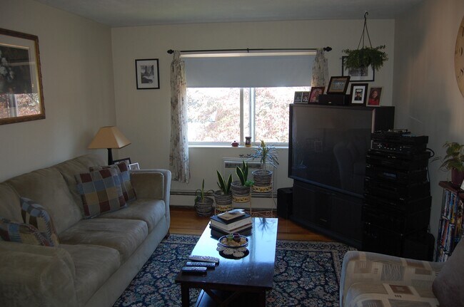 Building Photo - 1078 Fellsway