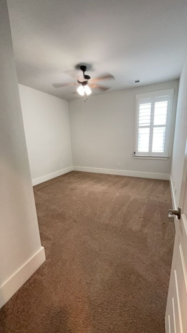 Building Photo - 4 bedroom, 3.5 bath