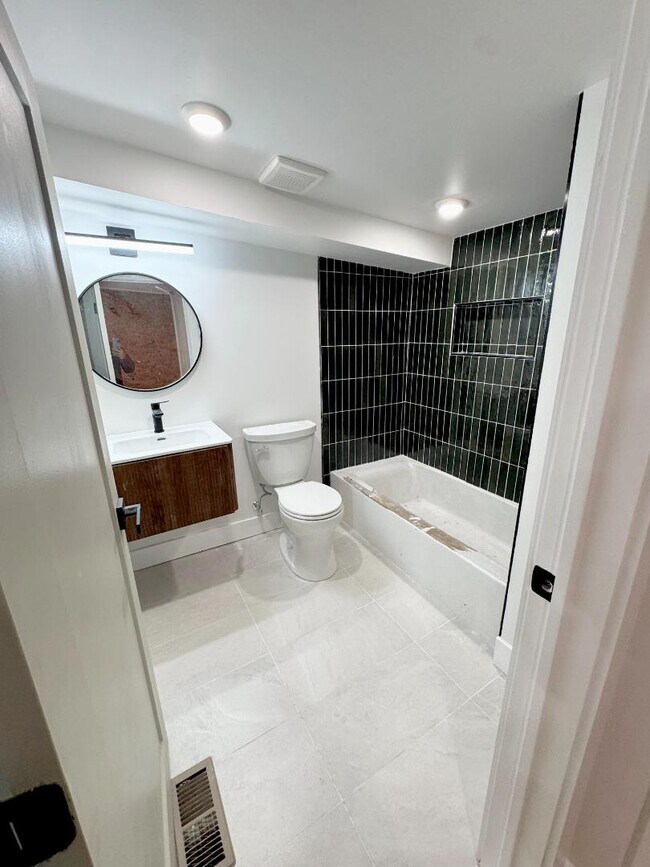 Building Photo - 118 E Huntingdon St