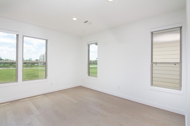 Building Photo - 462 S Centro Cir