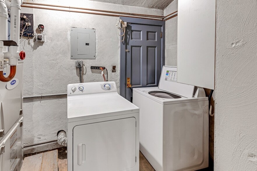 Laundry - 82 Winsor Pl