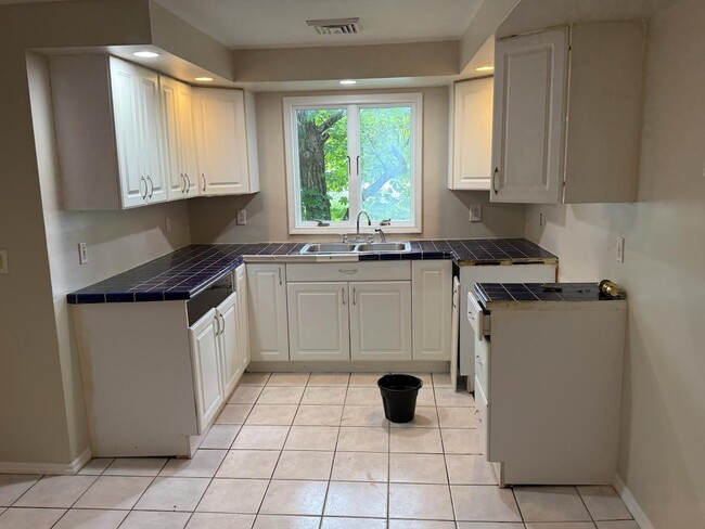 Building Photo - 46 Coldenham Rd