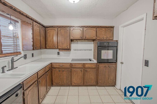 Building Photo - 1618 Village Dr