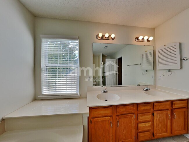 Building Photo - 13211 Peacock Ln