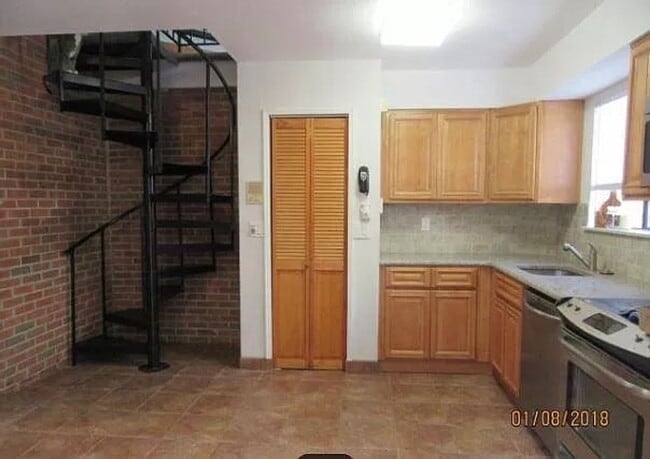 Building Photo - Incredible 2-Bedroom Apartment in Queen Vi...