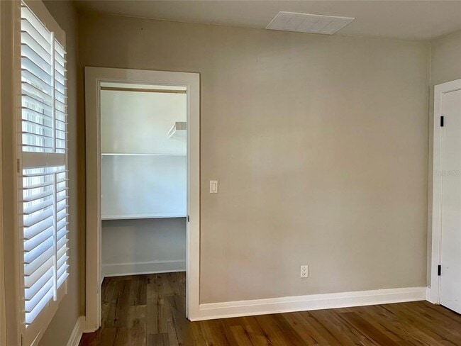 Building Photo - 215 W 16th St