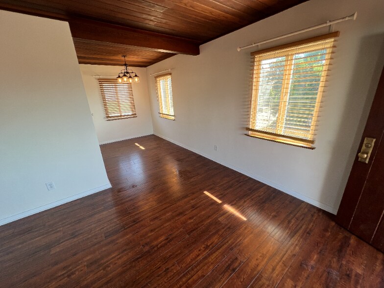 Building Photo - 7545 La Jolla Blvd