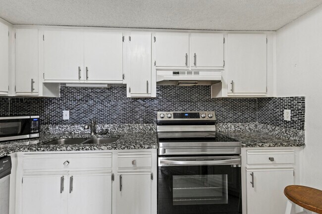Building Photo - 1507 SE Royal Green Cir