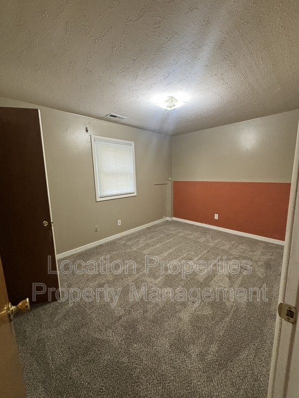 Building Photo - 2428 Cedarwood Ave