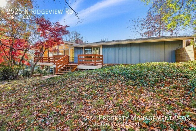 Building Photo - 2525 N Ridgeview Rd