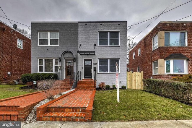 Building Photo - 475 Madison St NE
