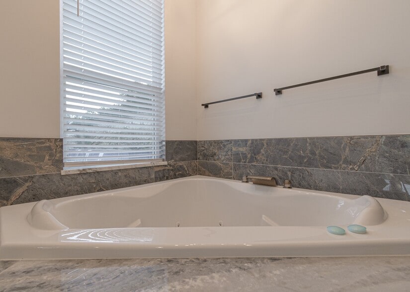 Building Photo - 21404 Lonesome Ct