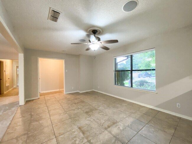 Building Photo - 610 Creek Dr