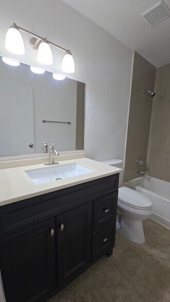 Guest Bath - 6140 S Springbrook Dr