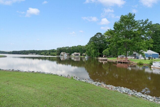 Building Photo - 3 Bedroom Contemporary Carolina Trace Home...