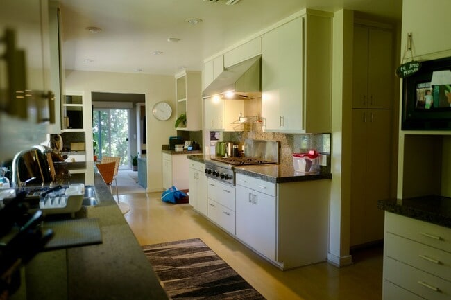 Building Photo - Coming Soon! Cozy home in South Pasadena.