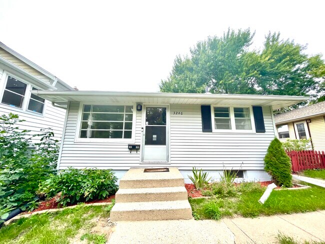 Front - 3246 Hayes St NE