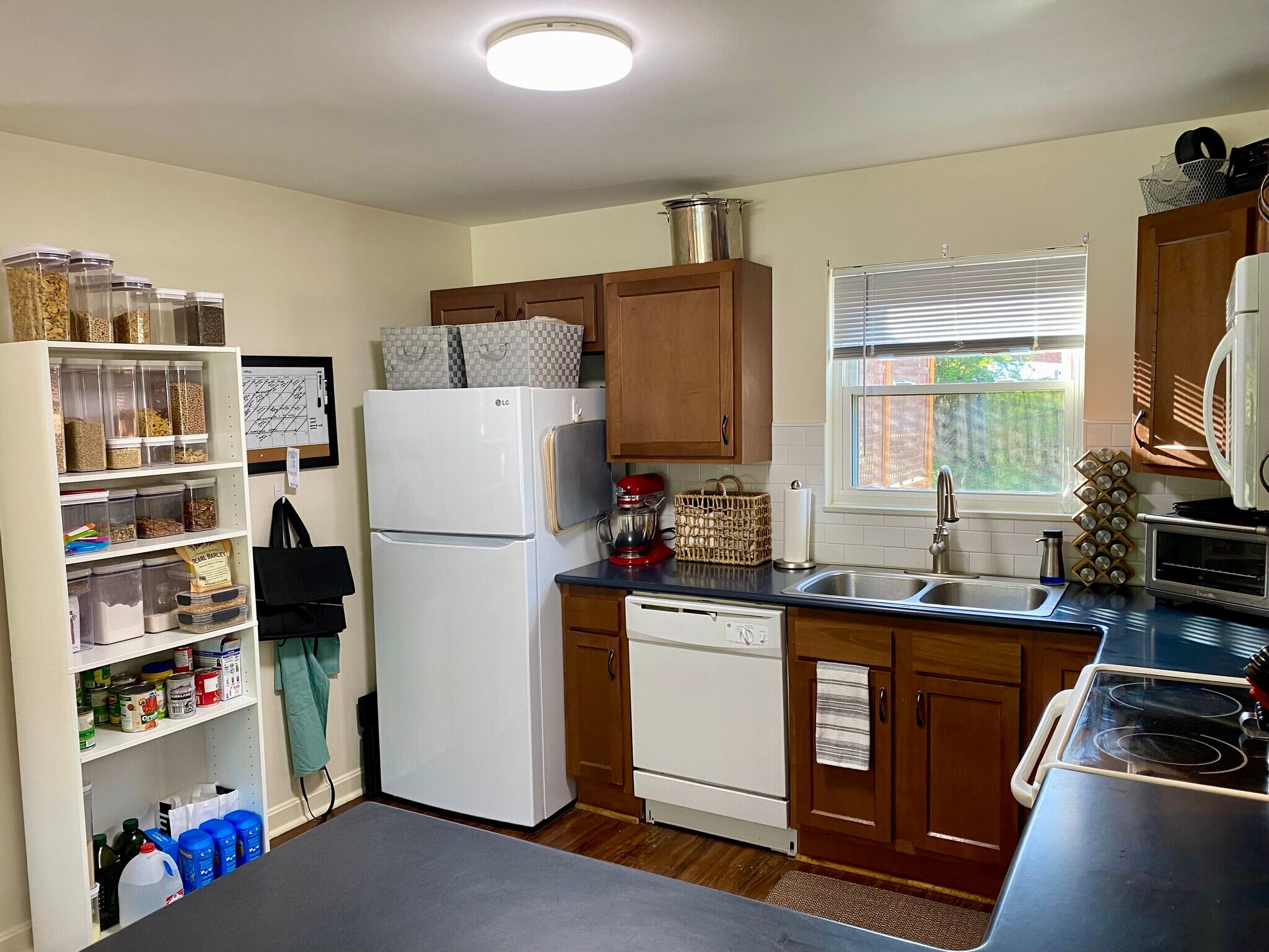 Kitchen and appliances - 16 Kyles Ln