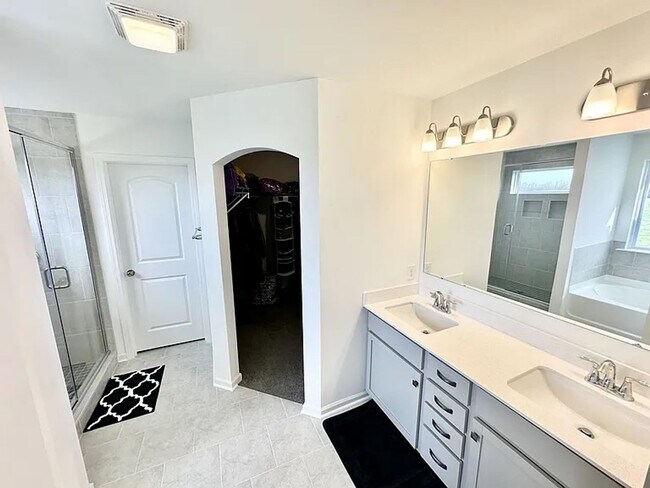 Building Photo - A stylish and modern single-family home wi...