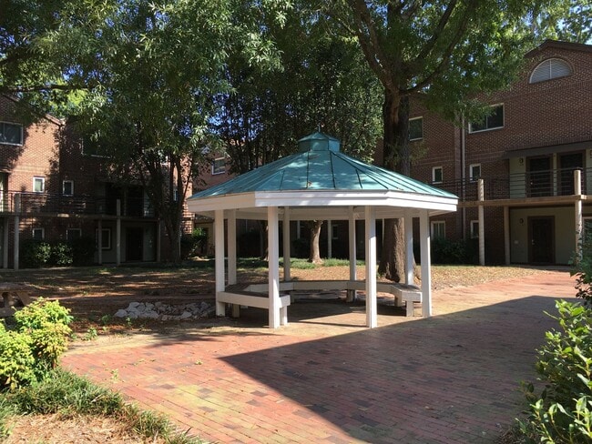 Building Photo - Sleek, Stylish 2br 2ba upper level condo in Chancellor Square, walking distance to Campus, downtown!