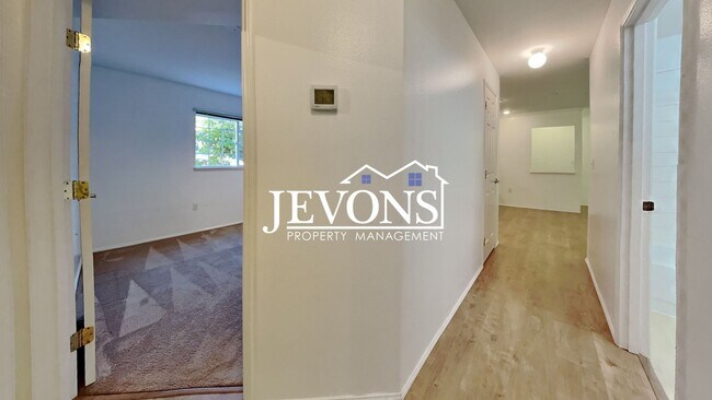 Building Photo - Condo with Swimming Pool and Private Enclosed 1-Car Garage in Klahanie Neighborhood