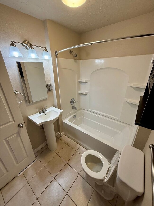 Building Photo - Orchards Home with a View