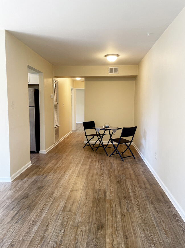 Dining Room - 1018 Barclay Sq