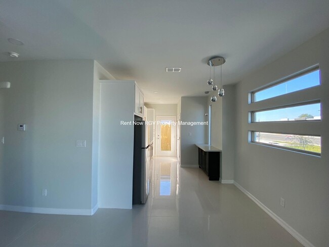 Building Photo - 212 W St Helena Ave