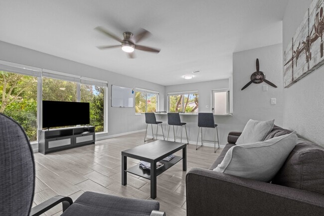 Building Photo - 1007 NE 9th Ct