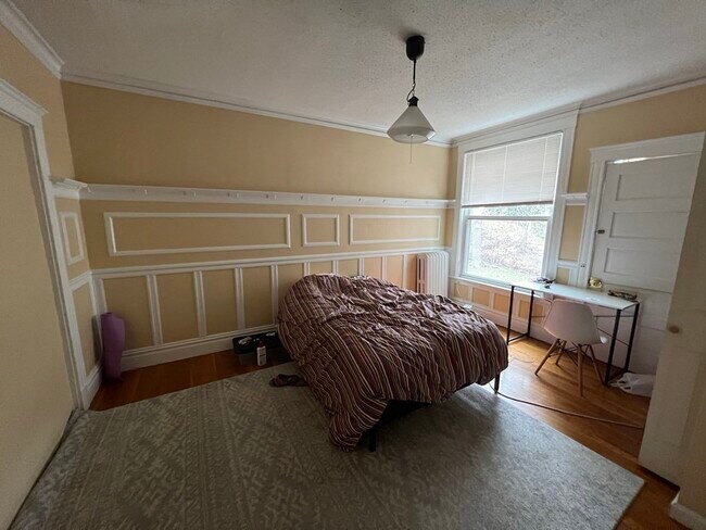 Building Photo - 59A Strathmore Rd